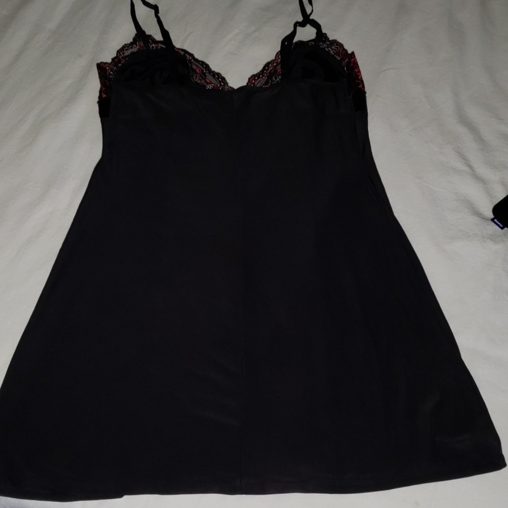 Lingerie - Picture 2 of 3